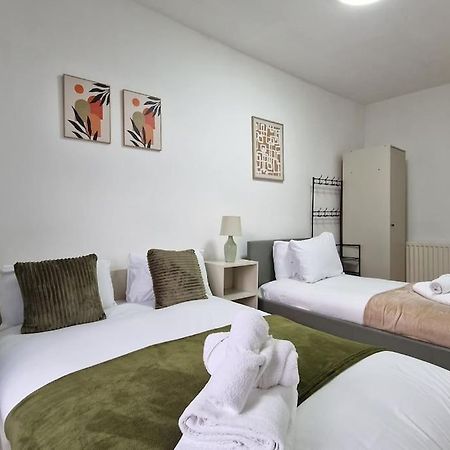 2 Bedroom Apartment Near Station Лондон Екстериор снимка