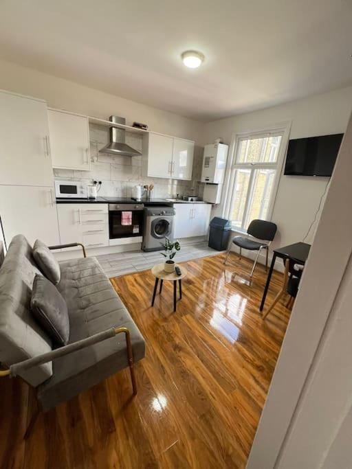 2 Bedroom Apartment Near Station Лондон Екстериор снимка