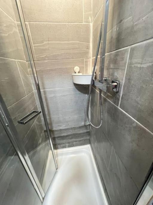 2 Bedroom Apartment Near Station Лондон Екстериор снимка