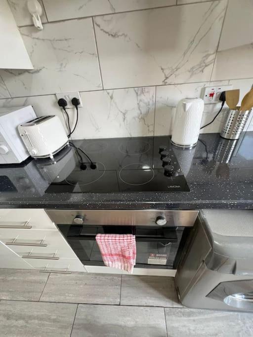 2 Bedroom Apartment Near Station Лондон Екстериор снимка