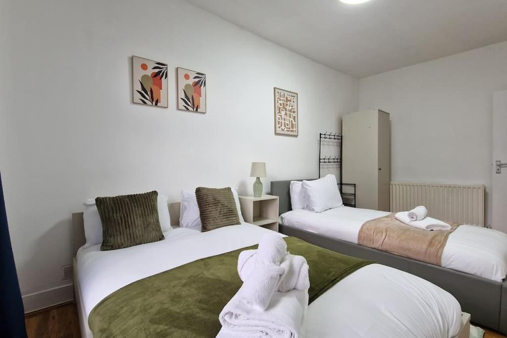 2 Bedroom Apartment Near Station Лондон Екстериор снимка