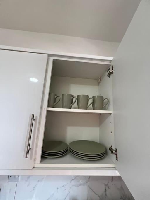 2 Bedroom Apartment Near Station Лондон Екстериор снимка