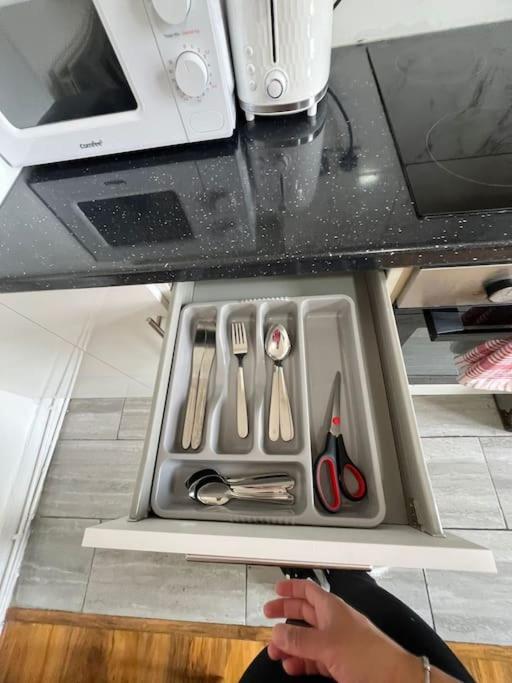2 Bedroom Apartment Near Station Лондон Екстериор снимка