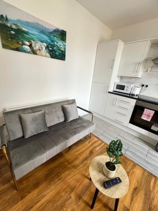 2 Bedroom Apartment Near Station Лондон Екстериор снимка