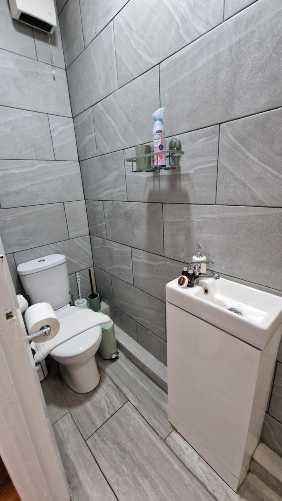 2 Bedroom Apartment Near Station Лондон Екстериор снимка