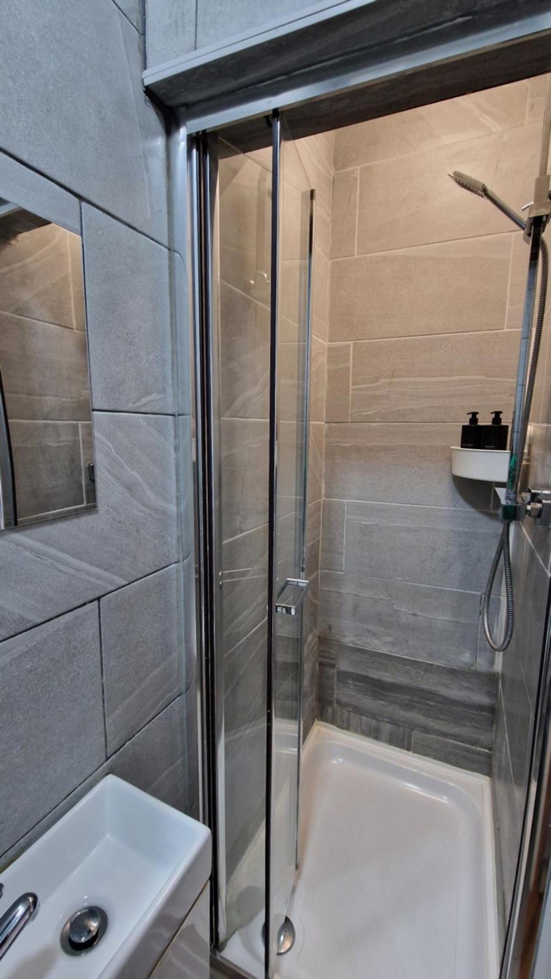 2 Bedroom Apartment Near Station Лондон Екстериор снимка